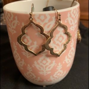 Classic but trendy hang down gold earrings.